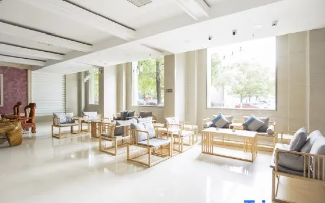 Qingmu Hotel (Yixing High-speed Railway Station)