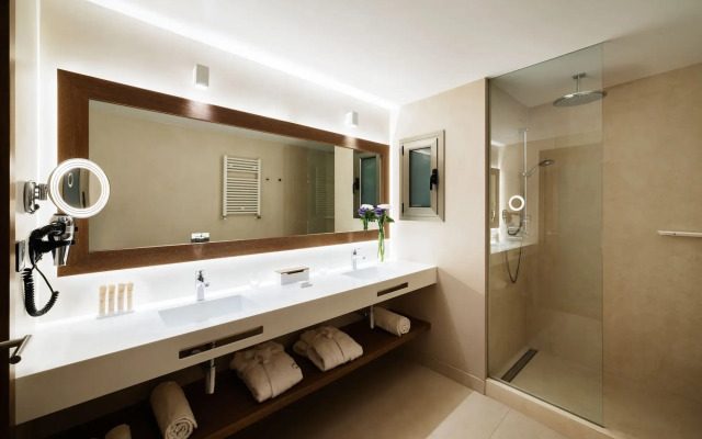 Lamaro Hotel