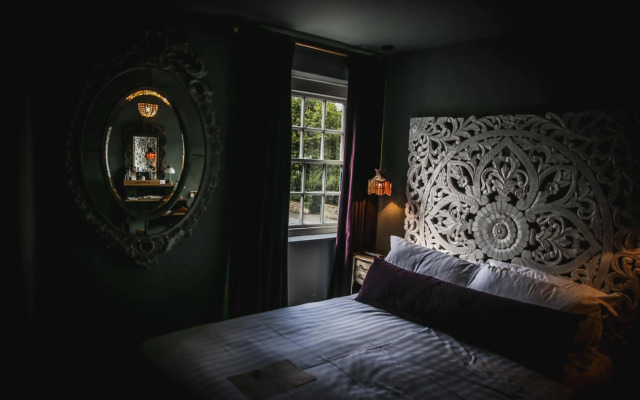 Le Petit Chateau & William de Percy