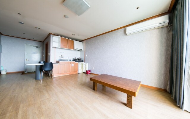 Jung-ang Hitz Condo