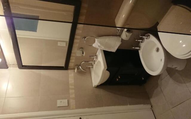 Excelente departamento con balcón a la calle sobre avenida