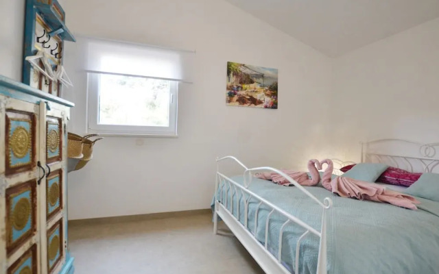 Golden and Green Acres Holiday Home With Pool and Sauna