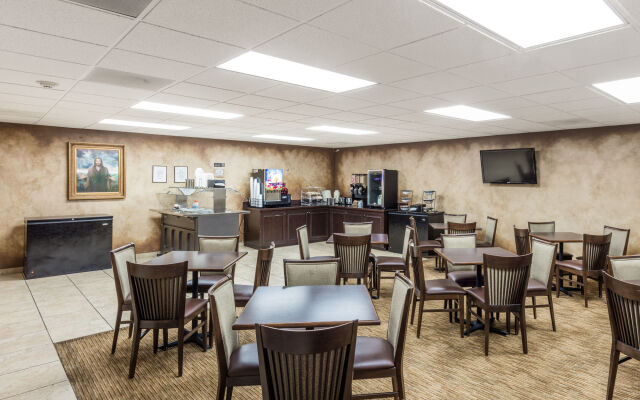 Angel Inn Near IMAX, a Travelodge by Wyndham