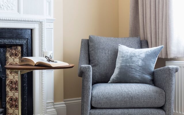 5BR Family Home in Leafy SW London