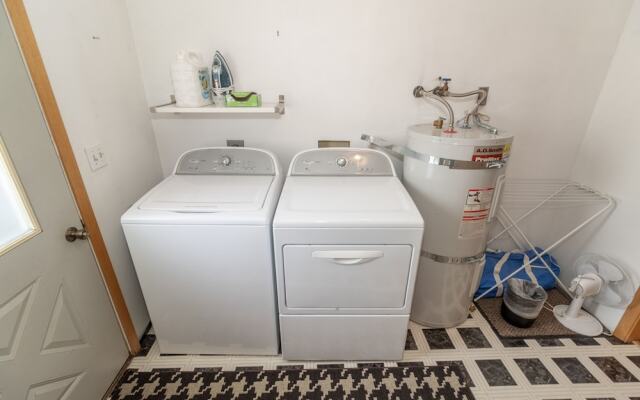 Rhodie House 3 Bedroom Home by NW Comfy Cabins by RedAwning