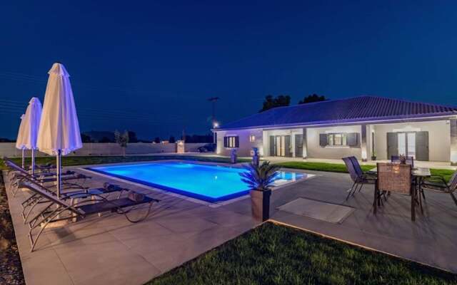 Nimar Luxury Villa - Private Swimming Pool