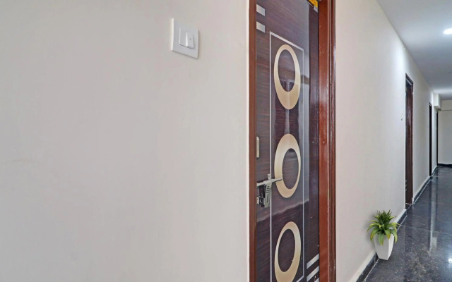 OYO Flagship 80633 Sai Mansion