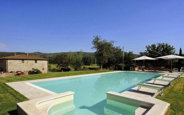Beautiful Farmhouse With Heated Pool and Jacuzzi-mulino Della Villa