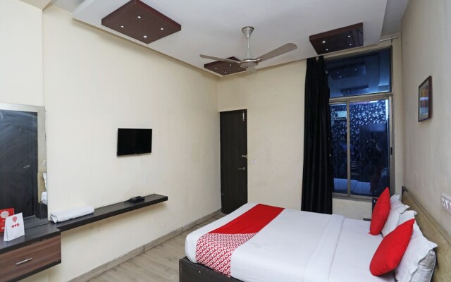 OYO 28439 Skylark Hotel