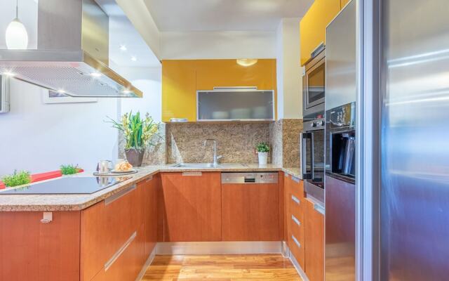 Modern Furnished Apartment Near Shops and Restaurants