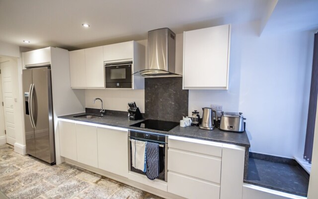 Luxury 2 bed Lower Ground Floor Apartment