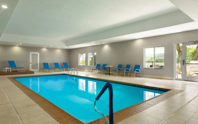 La Quinta Inn & Suites by Wyndham Columbus - Edinburgh