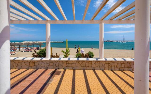 ☆Beachfront 1br Ronda 4 - Ac/Wifi/Pool