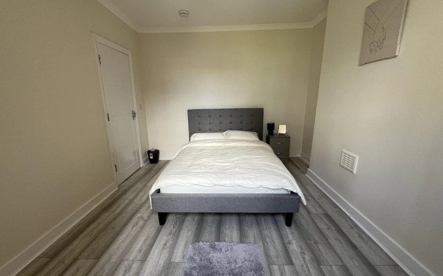 New Spacious 4 Bed Apartment in Kew Bridge