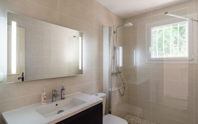 Spacious Villa in La Gaude With Swimming Pool