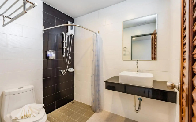 Phuket Marine Poshtel (SHA Plus+)