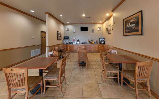 Econo Lodge Inn & Suites Bridgeport