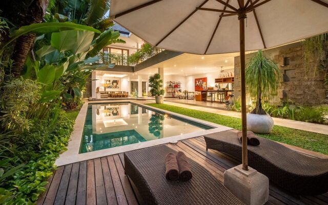 Colorful Private Villa 3 BR, Seminyak With Staff