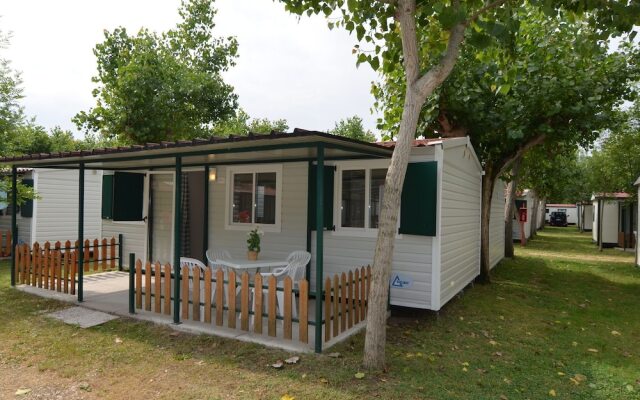 Nice Chalet with Terrace near Sea