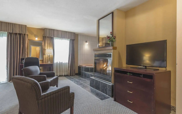 Jolly Roger Inn & Resort