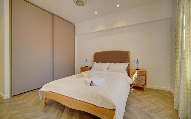 MAGNIFIQUE 3 PIECES RENOVE CANNES CENTRE 'Banane' AVEC VERANDA ! A2B88