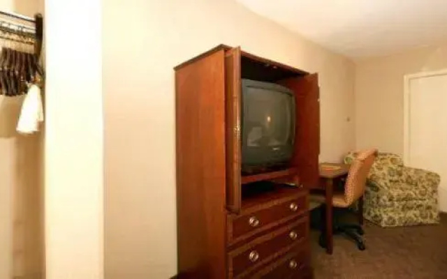 Econo Lodge Inn & Suites Charlotte