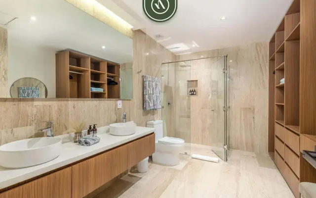Luxury 2 BR Condo - Oceanview Pool - Gym