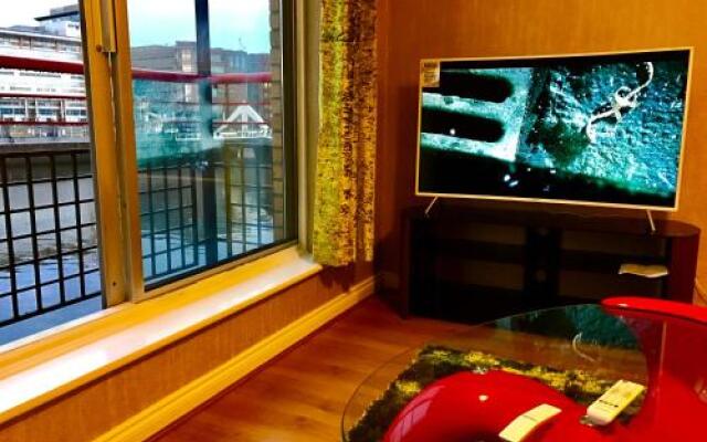 Glasgow City Centre Flat with River Views and Parking