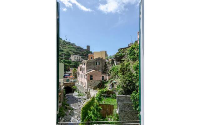 ALTIDO Charming House for 12, with Patio in Vernazza