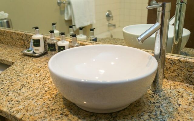 Comfort and Convenience in this Spacious Unit by RedAwning - Save 20% on 7+ Nights!