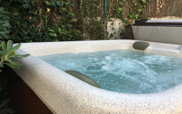 Beautiful Villa in Carcassonne with Shared Pool, Jacuzzi