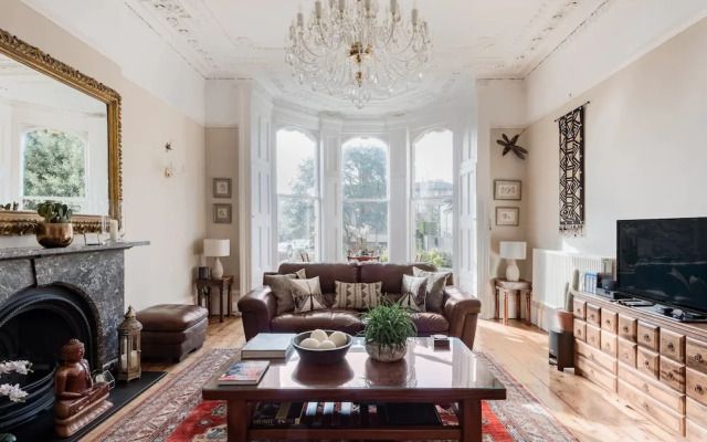Grand Victorian Apartment in Sought-after Clifton