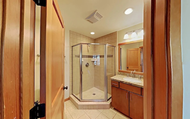 Spacious Snowbird Condo Unit Slopeside In Quiet Canyon Neighborhood