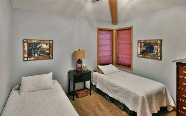 Cheif Lake Lodge 4 Bedroom Home by RedAwning