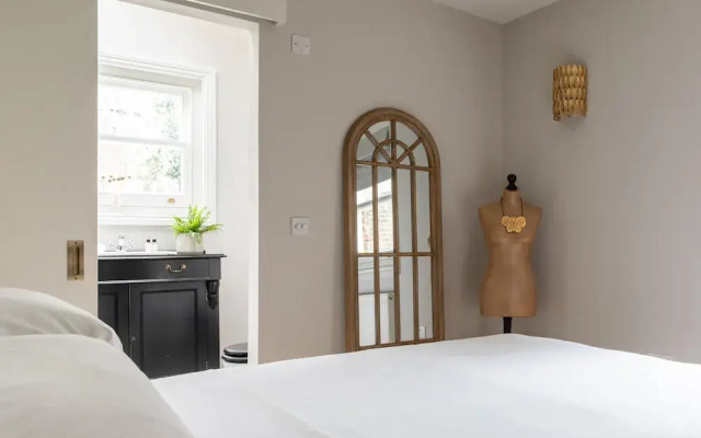 Macfarlane Road II by Onefinestay