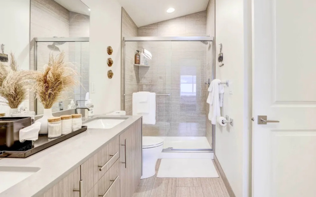 Beautiful Townhome - Steps to Downtown Boise!