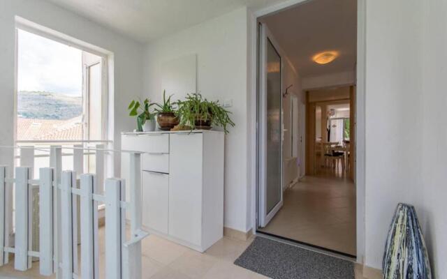 Flora three bedroom apartment. Near beach