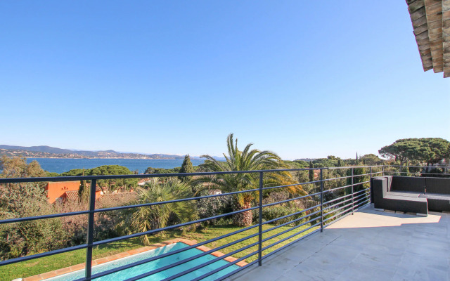 Modern holiday home in Gassin with private pool