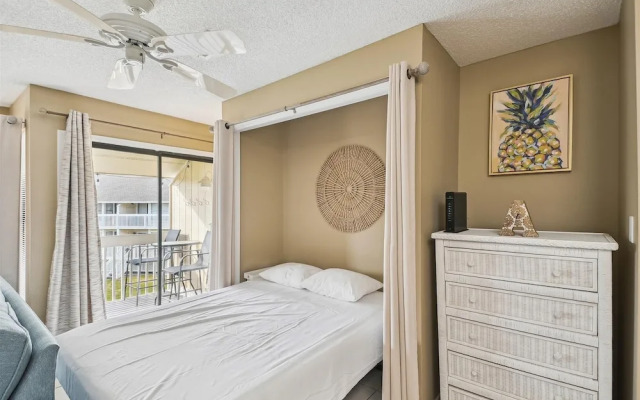 8226 is an upstairs pet friendly studio located in Sandpiper Cove by RedAwning