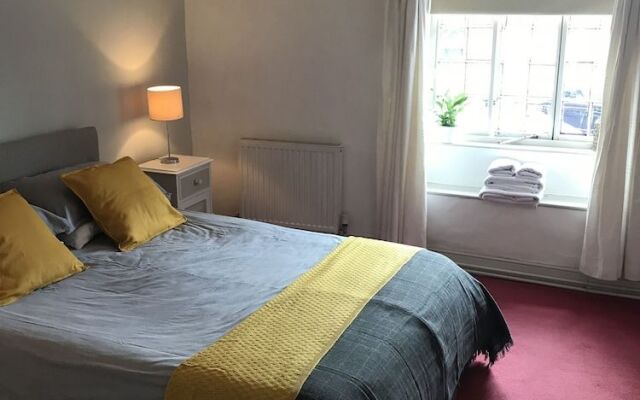 Drewe Arms Bunk Rooms & Church Cottage