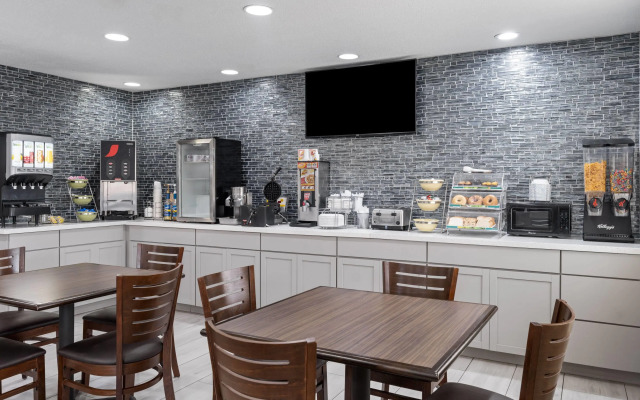 Travelodge by Wyndham Fargo West Acres