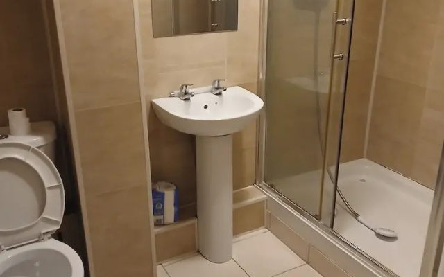 Galway 2-bed Apt, Sleeps 4, 5-min Walk to Station