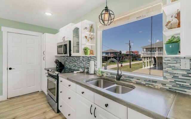 Always Sunny 3 Bedroom Home by RedAwning