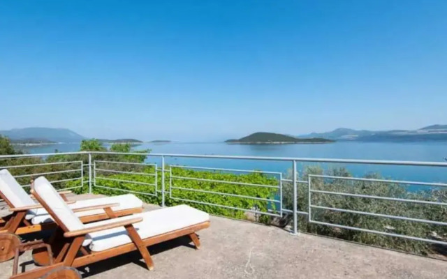 Spacious and Cozy Seafront Apartments