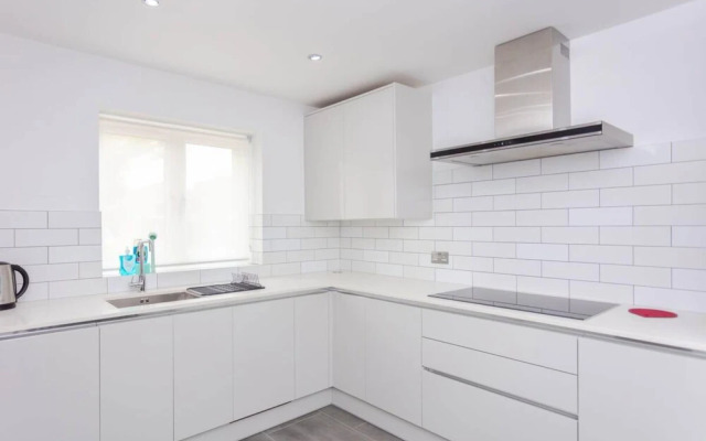 Bright 2 Bedroom House in Stratford With Garden