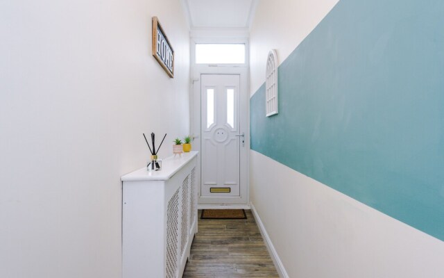 Convenient 2 Bedroom Home With Parking