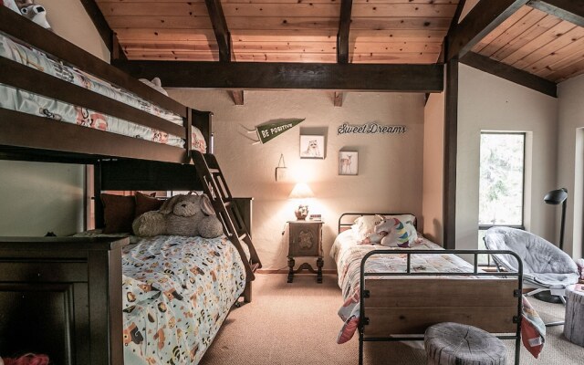 Papa Bear's River Cabin