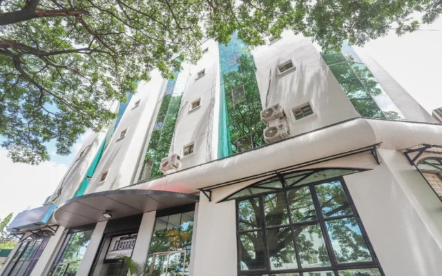 Town Hall Hotel by OYO Rooms