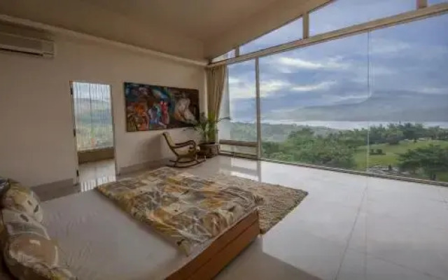 The Glass House by Vista Rooms