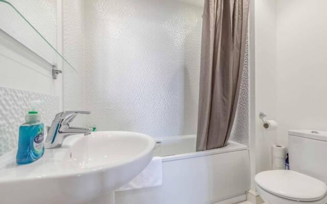 2 Bed & 2 Bath Modern Apartment - Free Parking